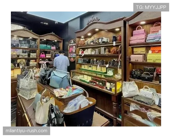 拉菲尼亚训练完直接去奢侈品店刷空卡? 拉菲尼亚训练完直接去奢侈品店刷空卡?